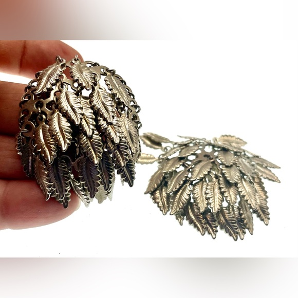 Vintage Jewelry - Vintage Silver Tone Dangling Leaf Cluster Clip On Earrings